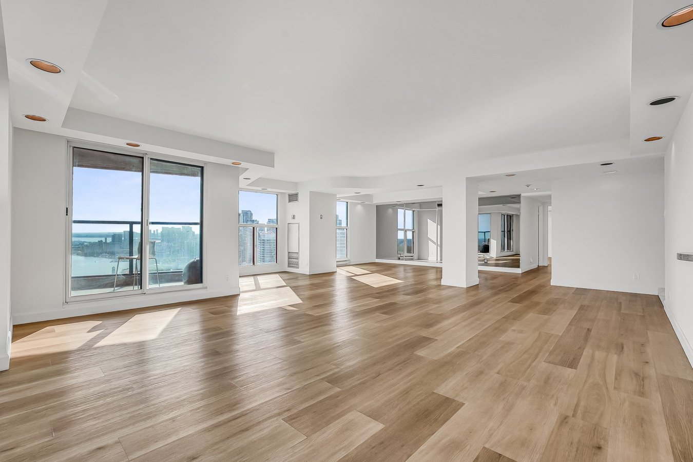 99 Harbour Square - Photo 7