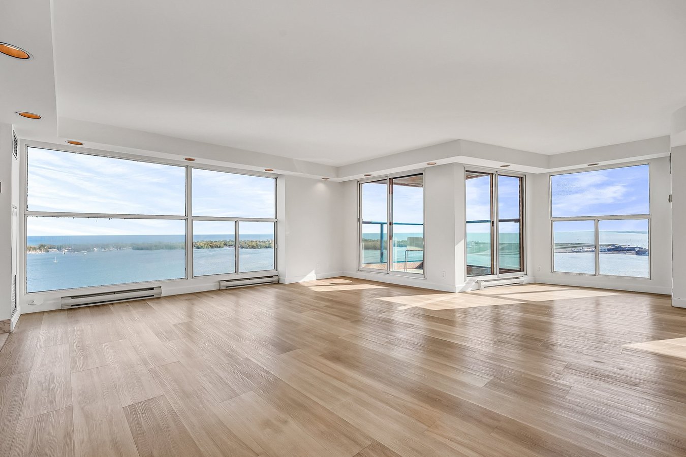 99 Harbour Square - Photo 8