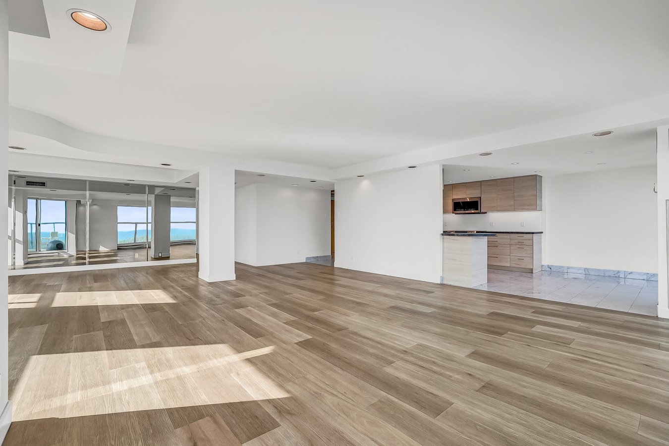 99 Harbour Square - Photo 9