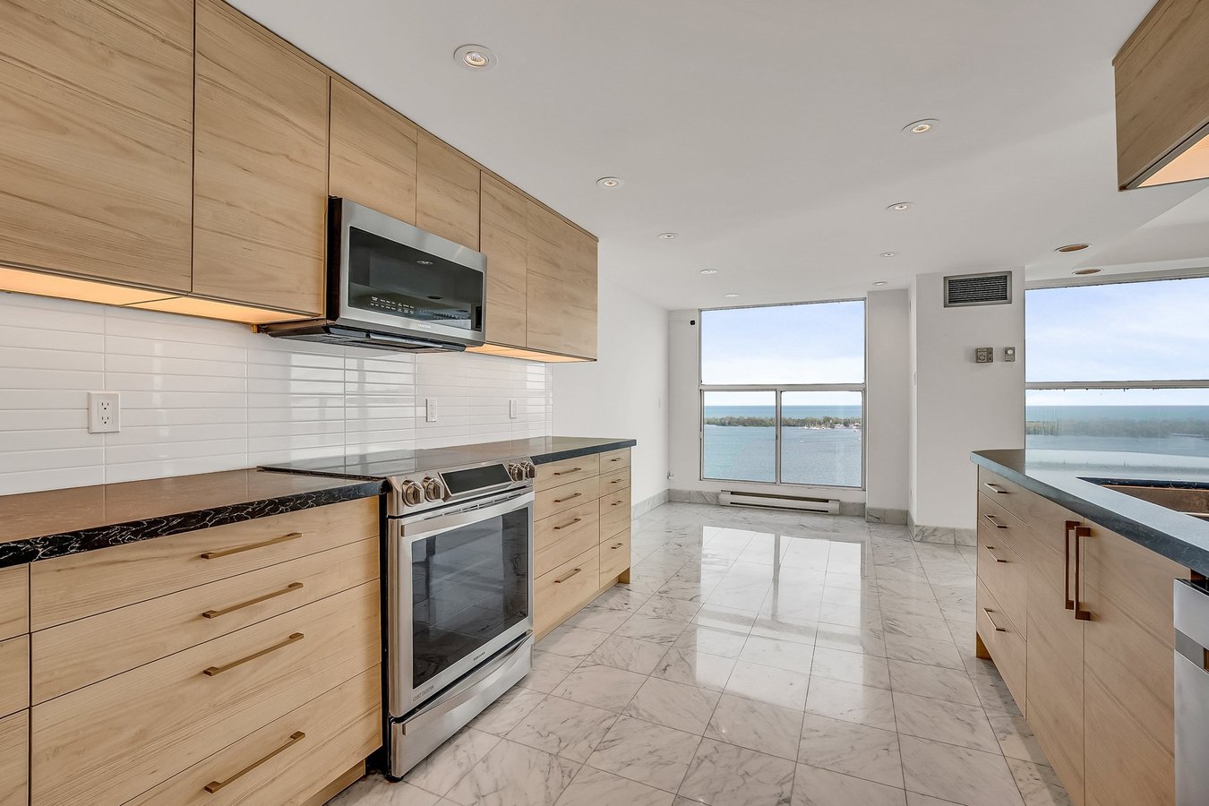 99 Harbour Square - Photo 14