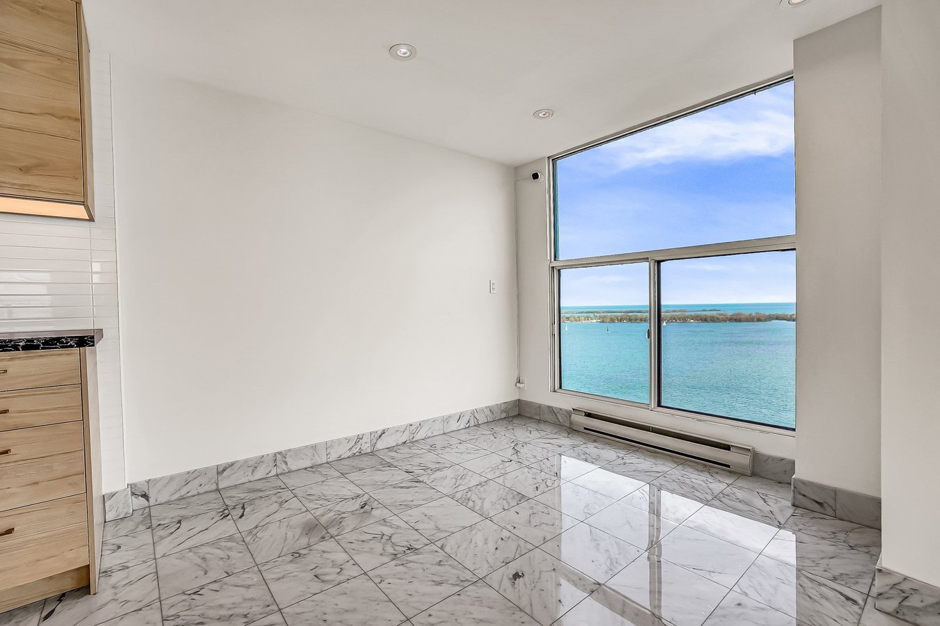 99 Harbour Square - Photo 16
