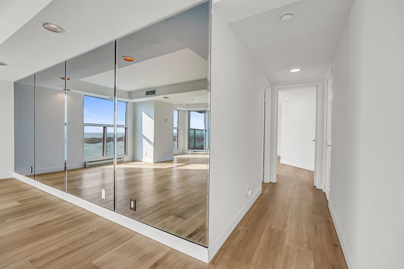 99 Harbour Square - Photo 17