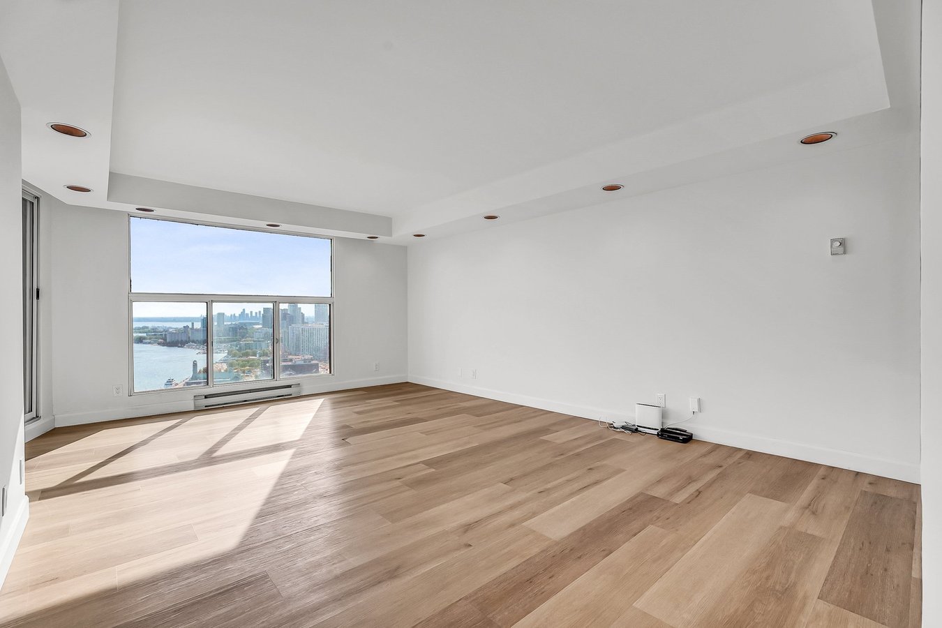99 Harbour Square - Photo 18