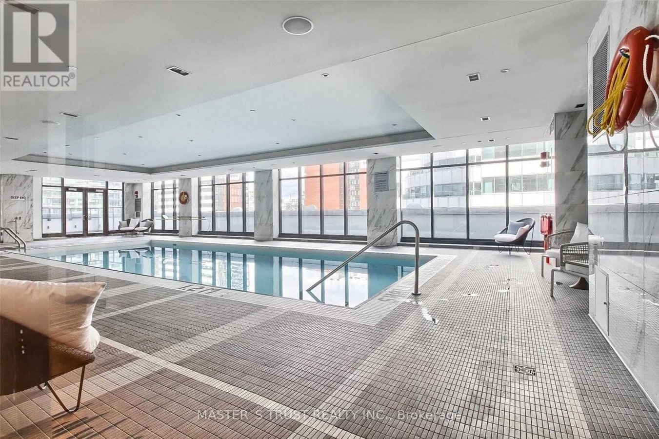 1110 - 125 BLUE JAYS WAY - Photo 2