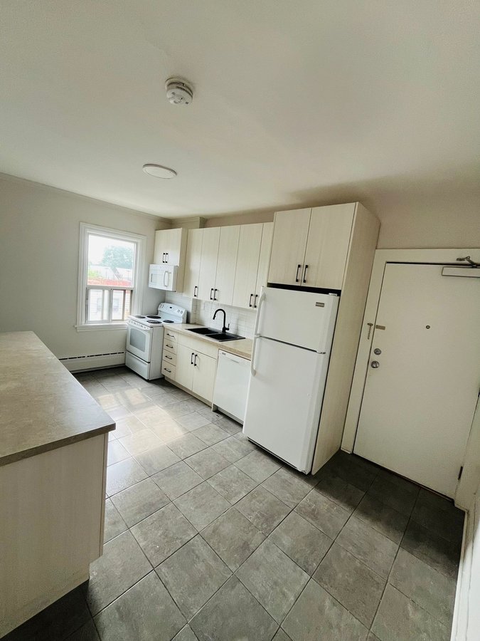 966 Saint Clair Avenue West - Photo 2