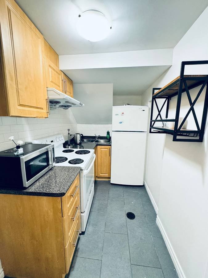 629 Bathurst Street - Photo 2