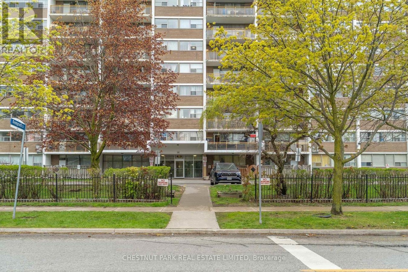 806 - 40 GODSTONE ROAD - Photo 2