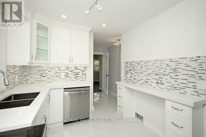 UPPER LEVEL - 420 ANNETTE STREET - Photo 9
