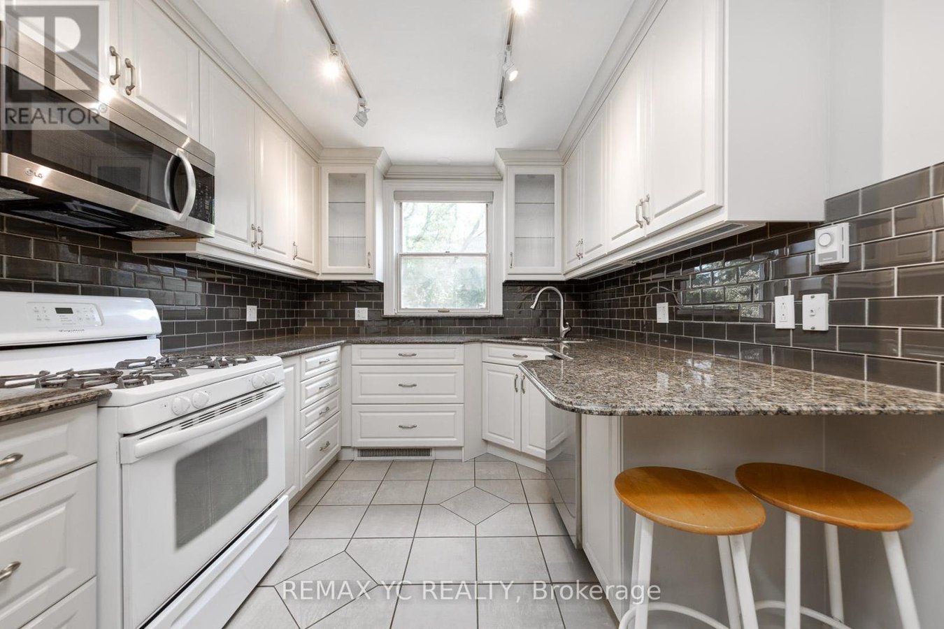 425 BROADWAY AVENUE - Photo 6