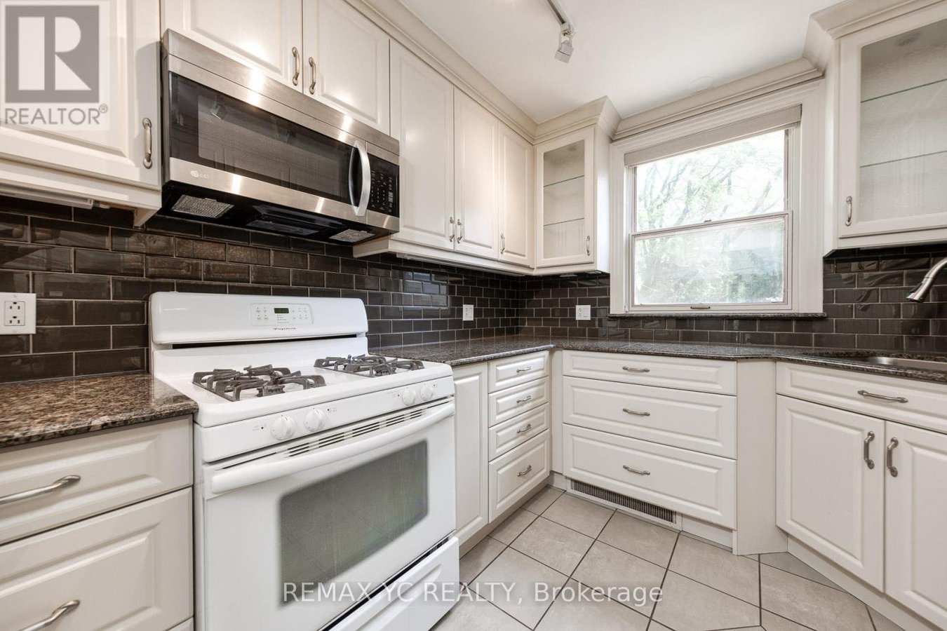 425 BROADWAY AVENUE - Photo 7