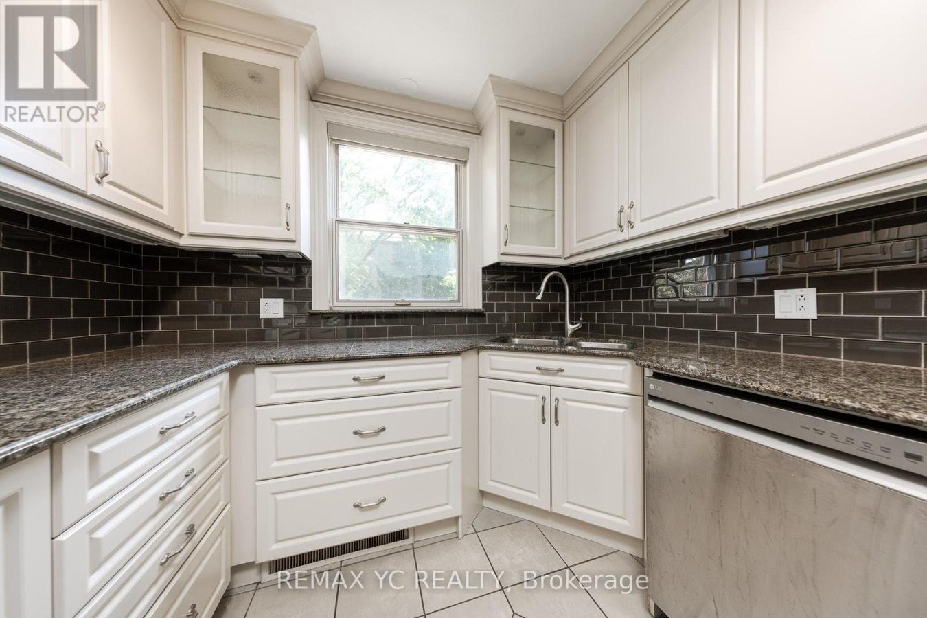 425 BROADWAY AVENUE - Photo 8