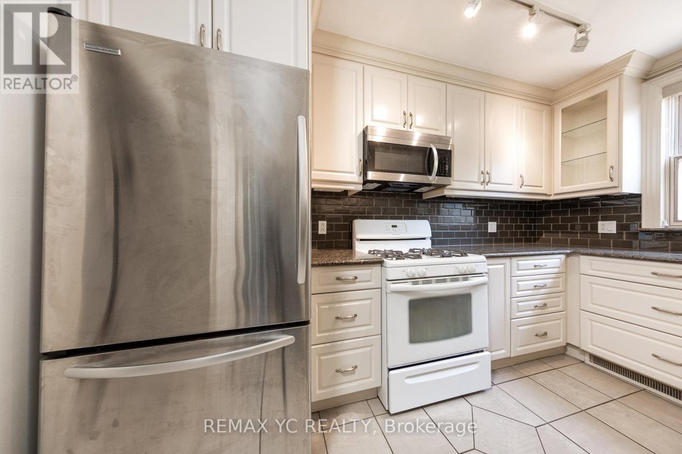 425 BROADWAY AVENUE - Photo 9