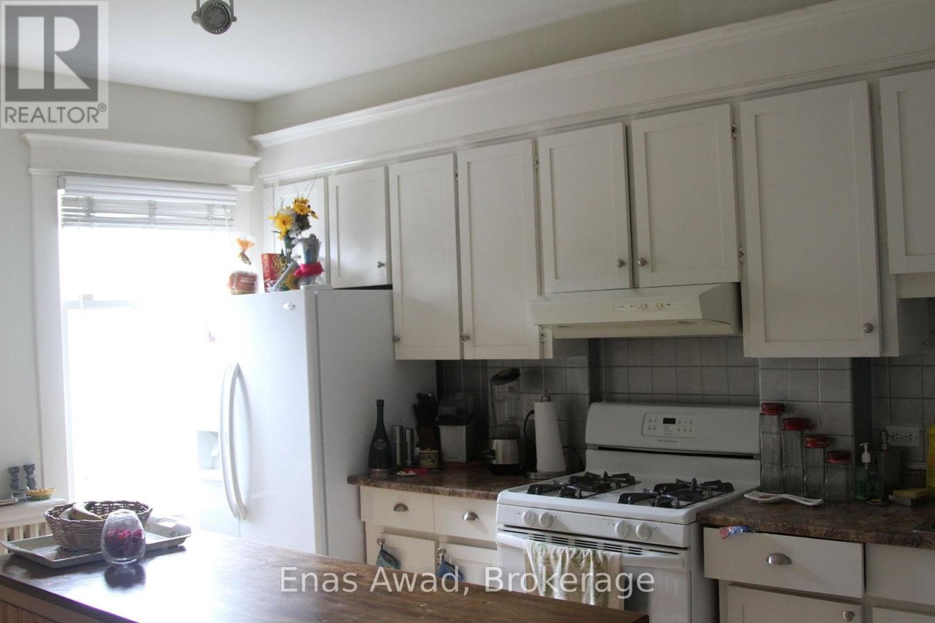 738 MANNING AVENUE - Photo 1