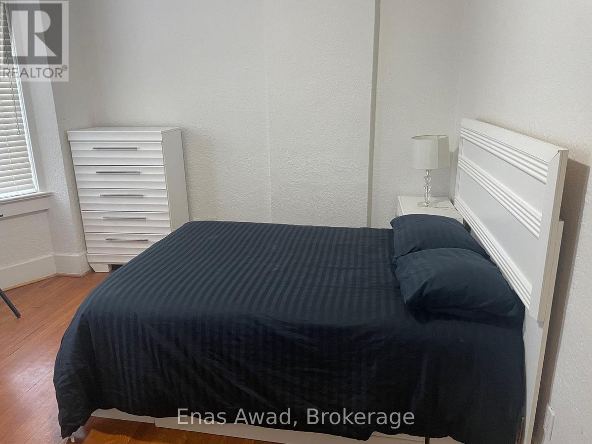 738 MANNING AVENUE - Photo 2