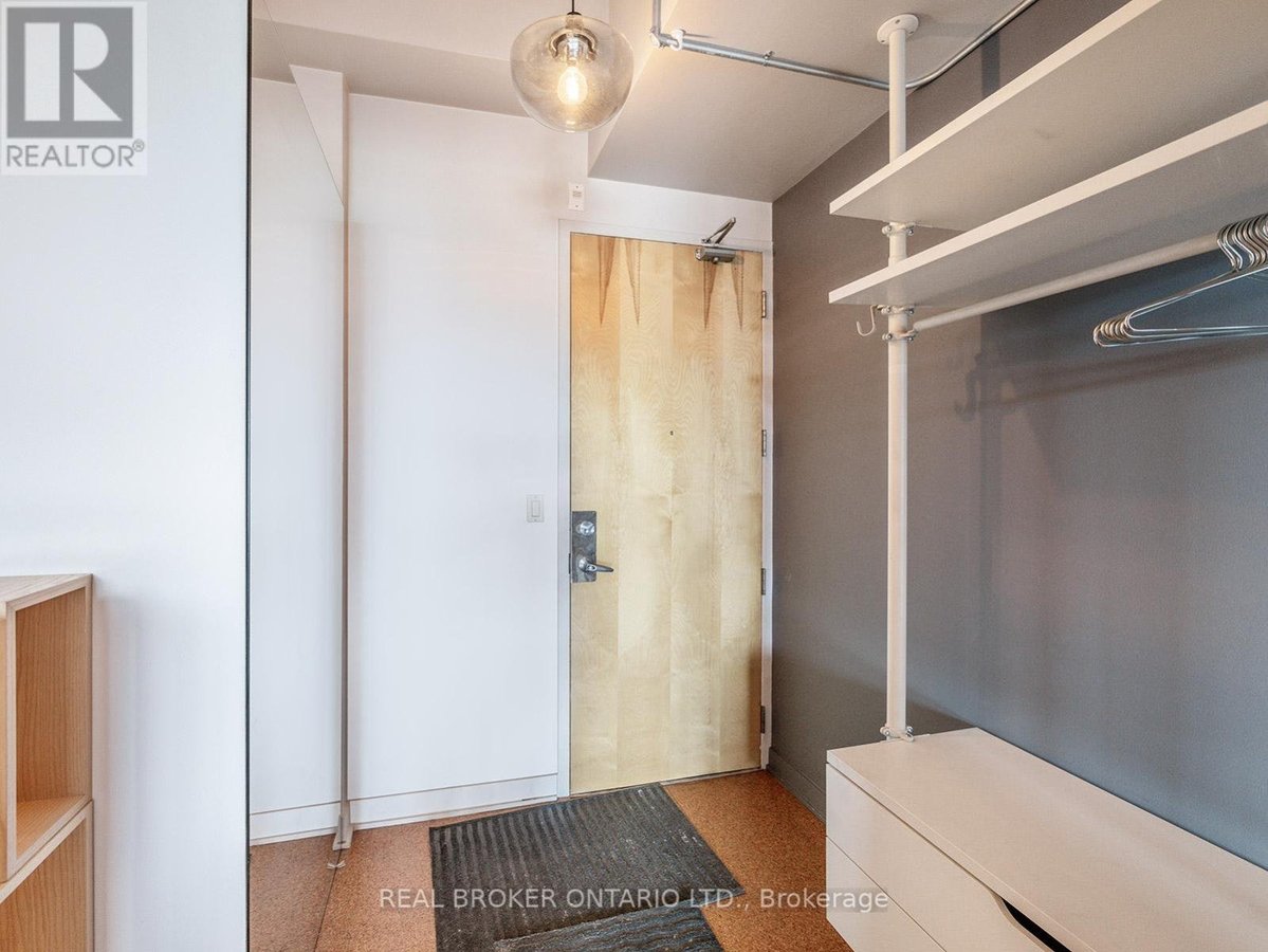 405 - 160 BALDWIN STREET - Photo 2