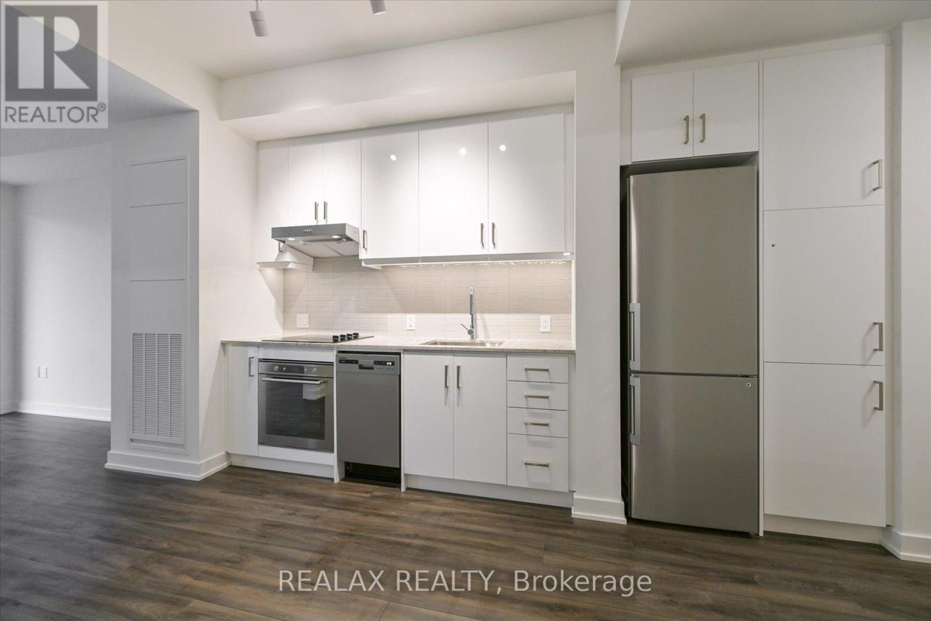 810 - 9 TECUMSETH STREET - Photo 1