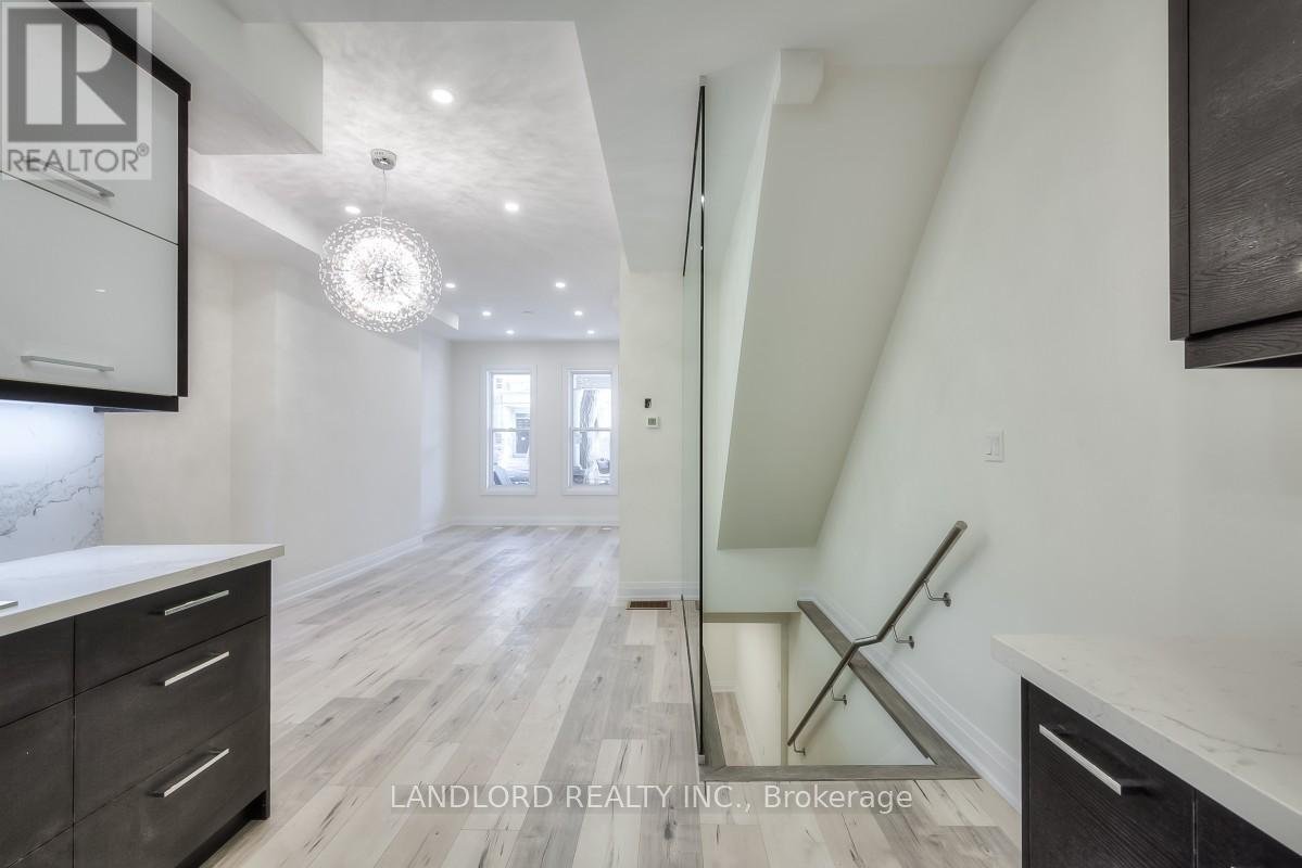 MAIN & BSMT - 100 MASSEY STREET - Photo 6