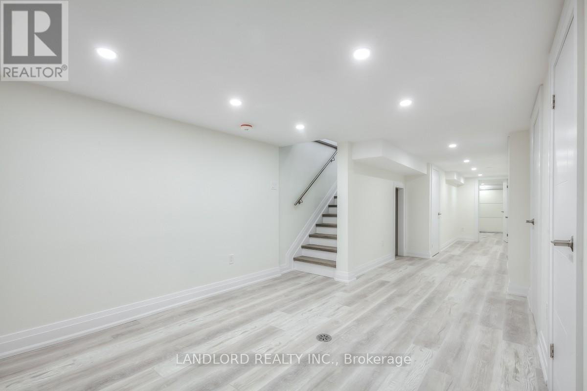 MAIN & BSMT - 100 MASSEY STREET - Photo 13