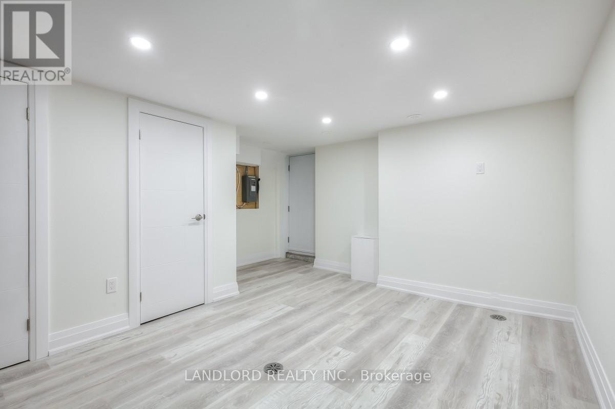 MAIN & BSMT - 100 MASSEY STREET - Photo 14