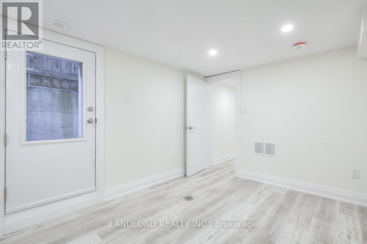 MAIN & BSMT - 100 MASSEY STREET - Photo 18