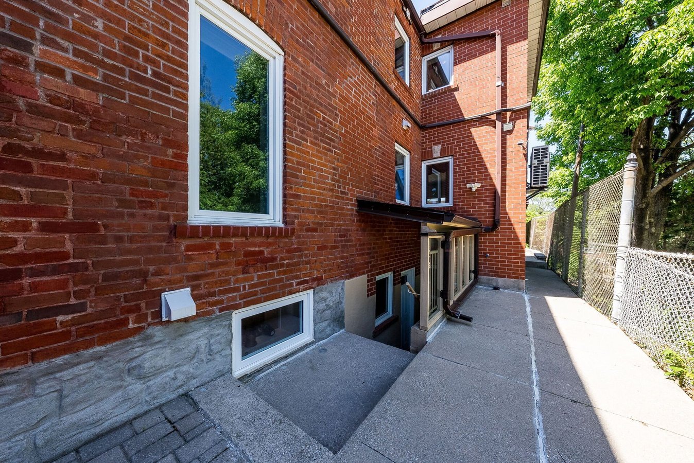 14 Churchill Avenue - Photo 2