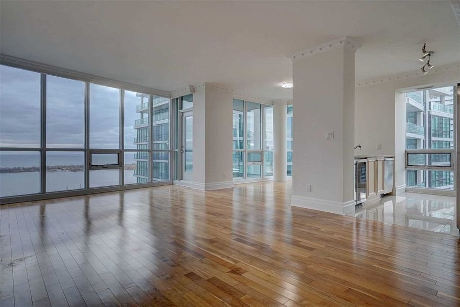 16 Yonge Street - Photo 3