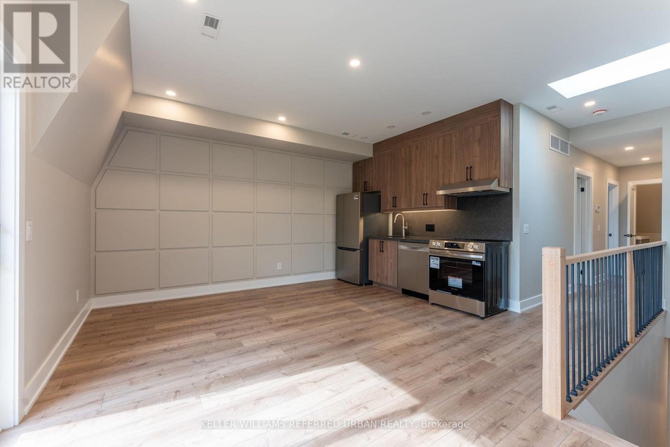 4 - 352 JONES AVENUE - Photo 1