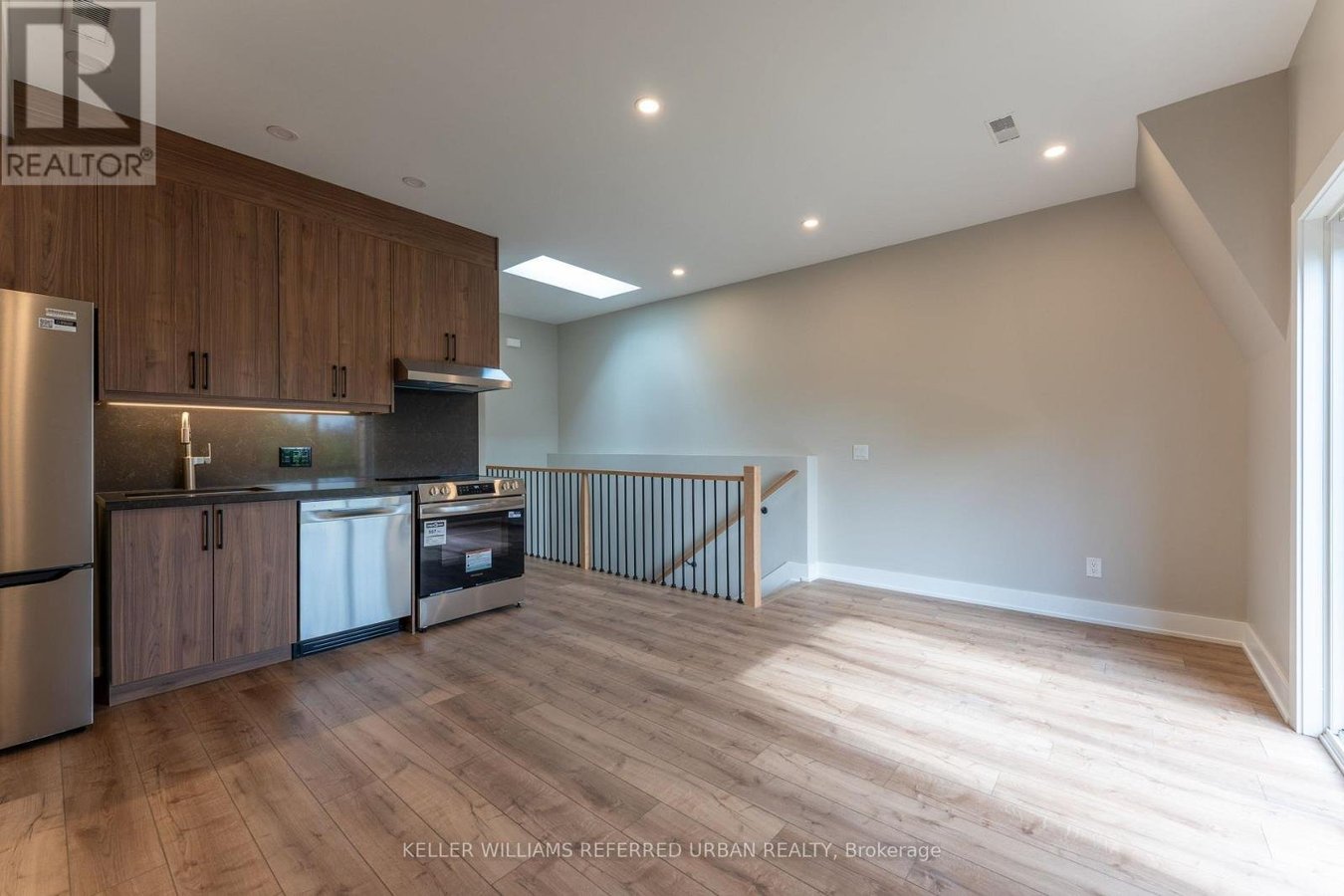 4 - 352 JONES AVENUE - Photo 2