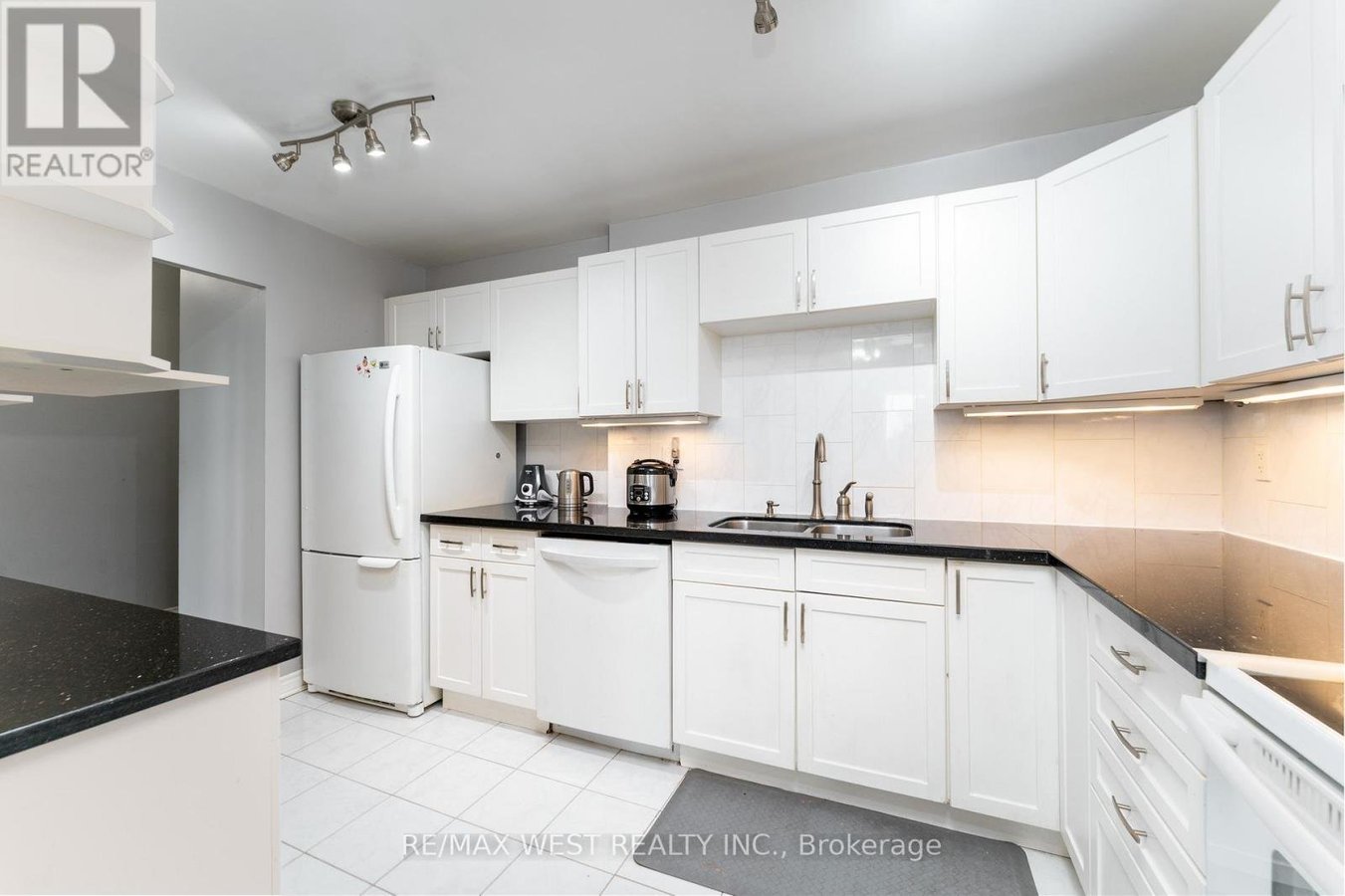 612 - 4062 LAWRENCE AVENUE E - Photo 6