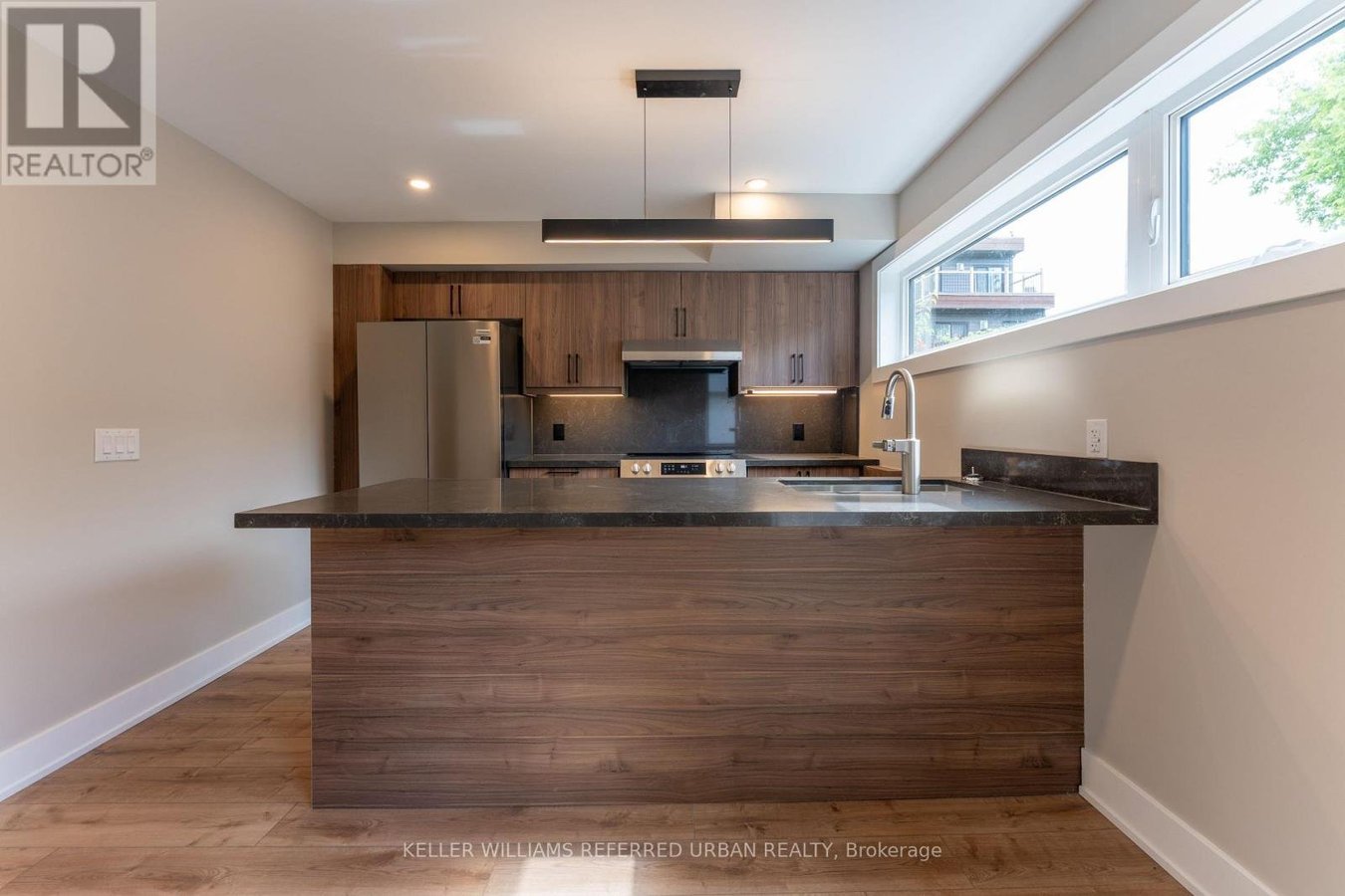 5 - 352 JONES AVENUE - Photo 2