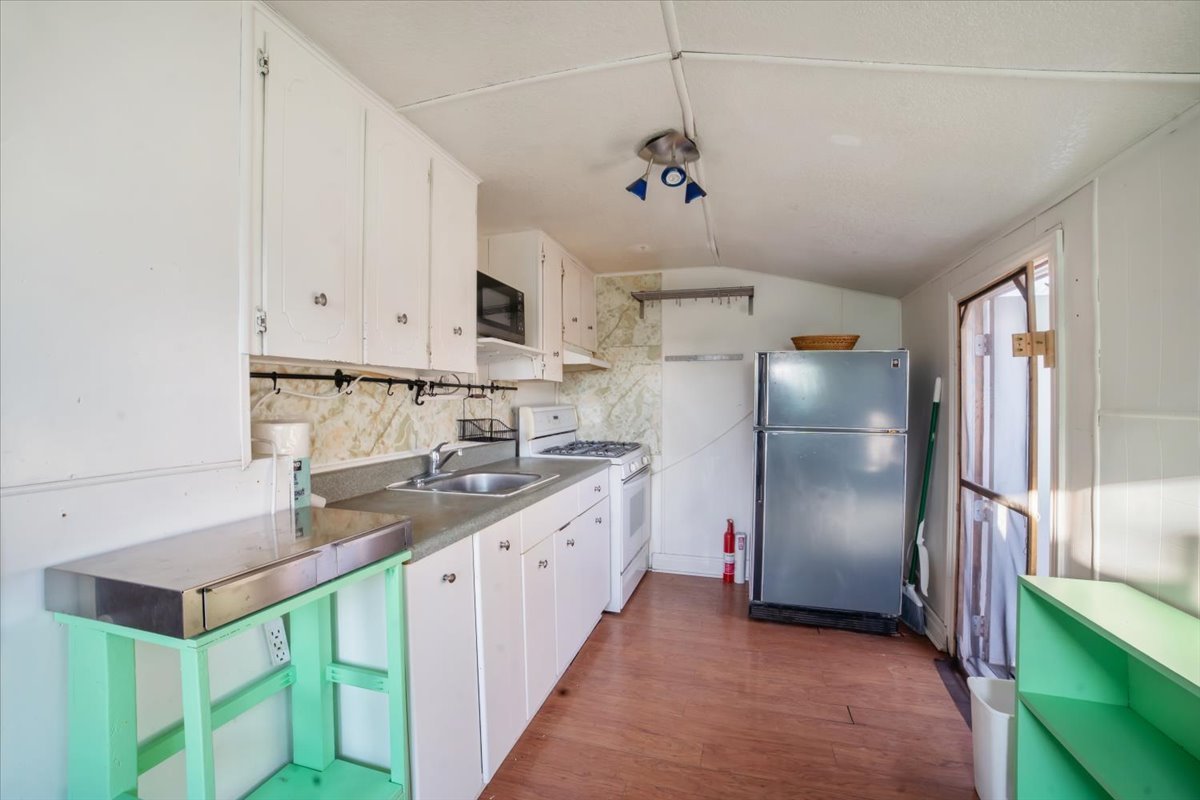 697 Dupont Street - Photo 6