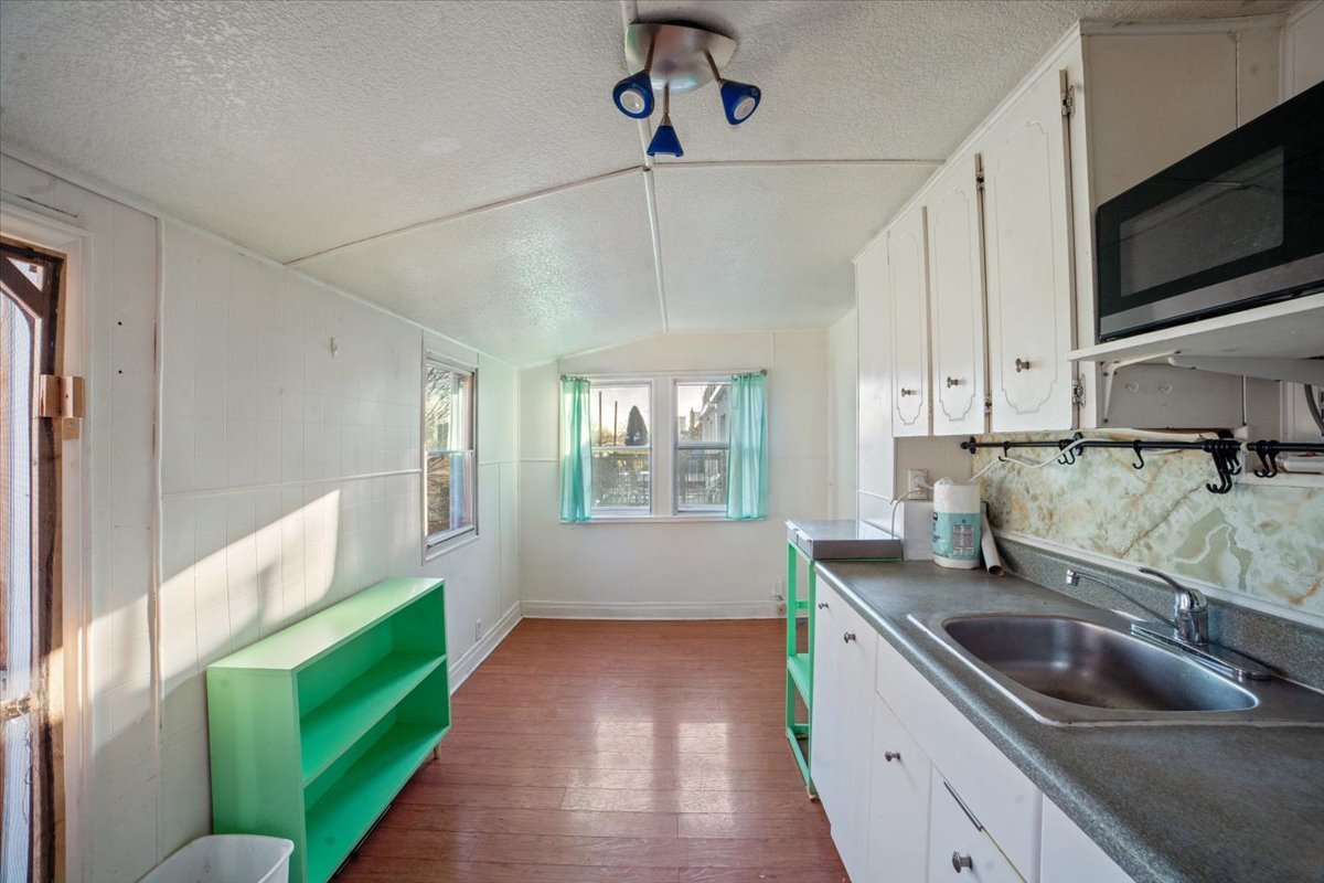697 Dupont Street - Photo 7