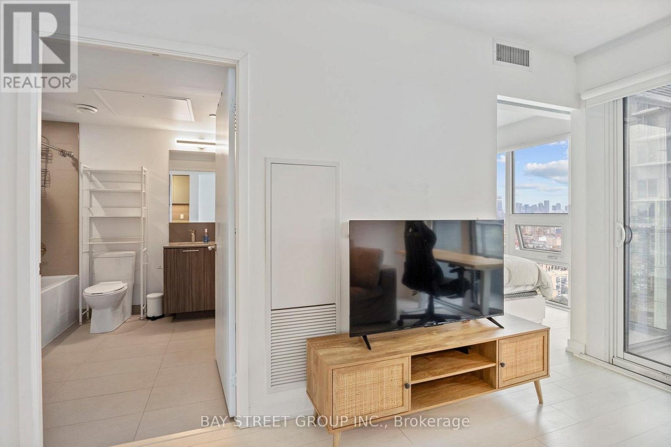 3301 - 19 WESTERN BATTERY ROAD - Photo 17