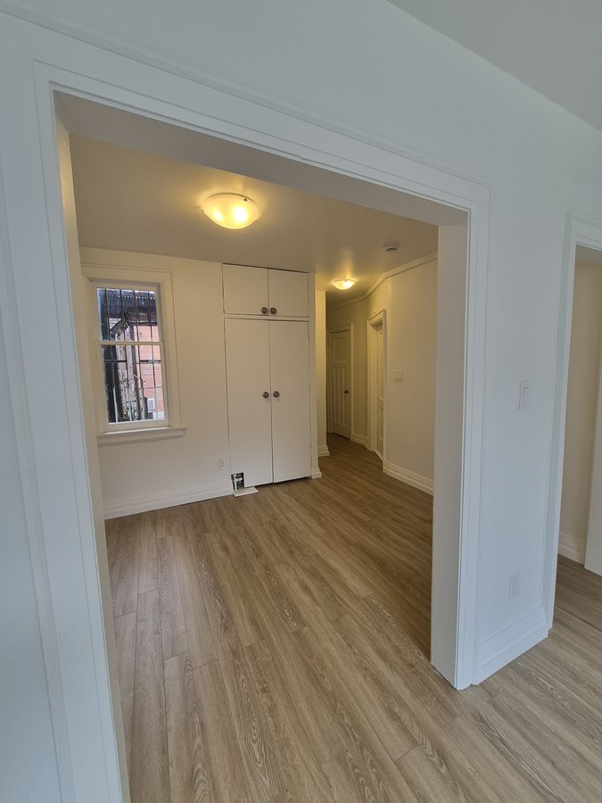 1098 Yonge Street - Photo 2