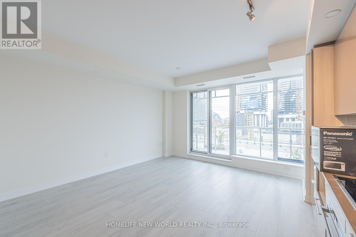 808 - 28 FREELAND STREET - Photo 6