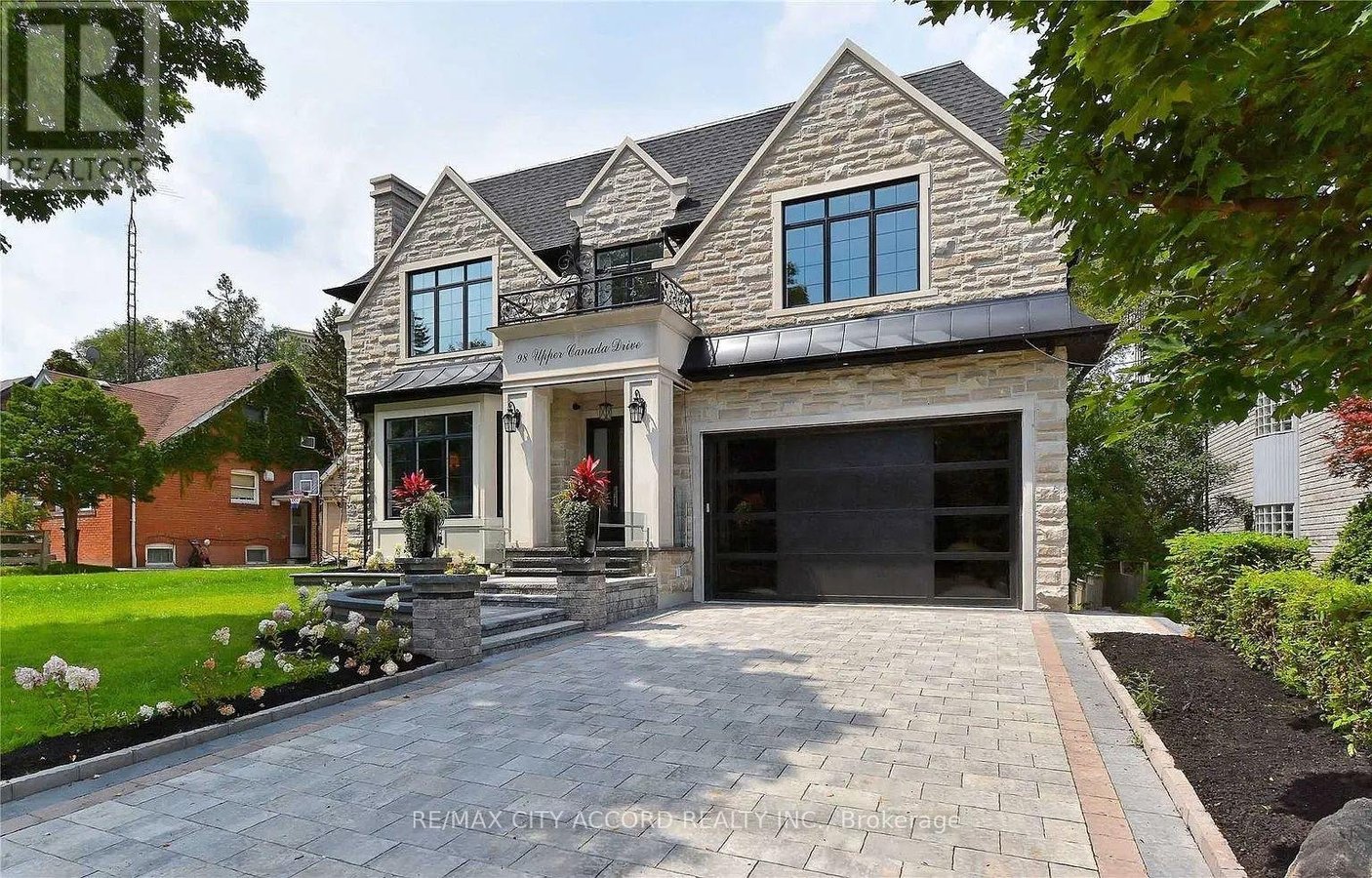 98 UPPER CANADA DRIVE - Photo 2