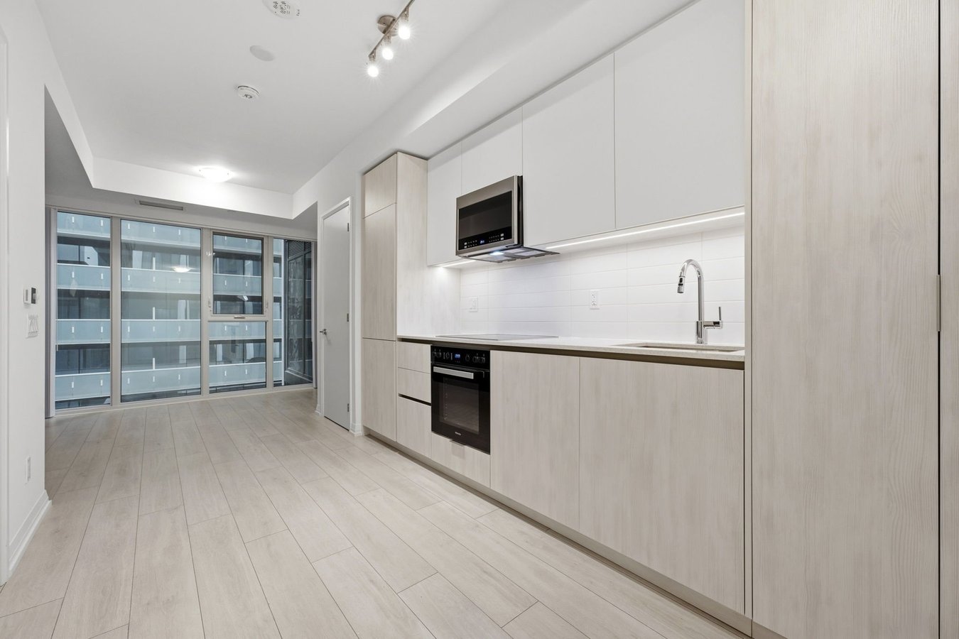 400 King Street West - Photo 2