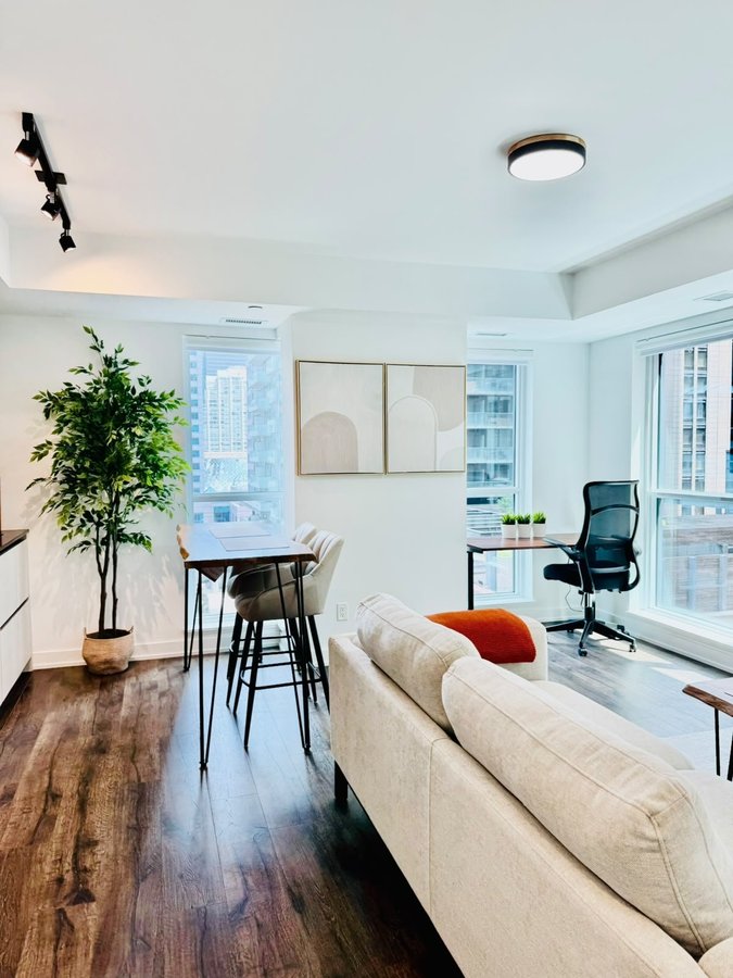 327 King Street West - Photo 1