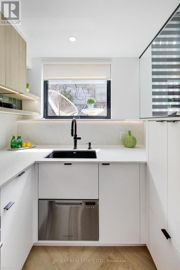 13R MANSFIELD AVENUE - Photo 10