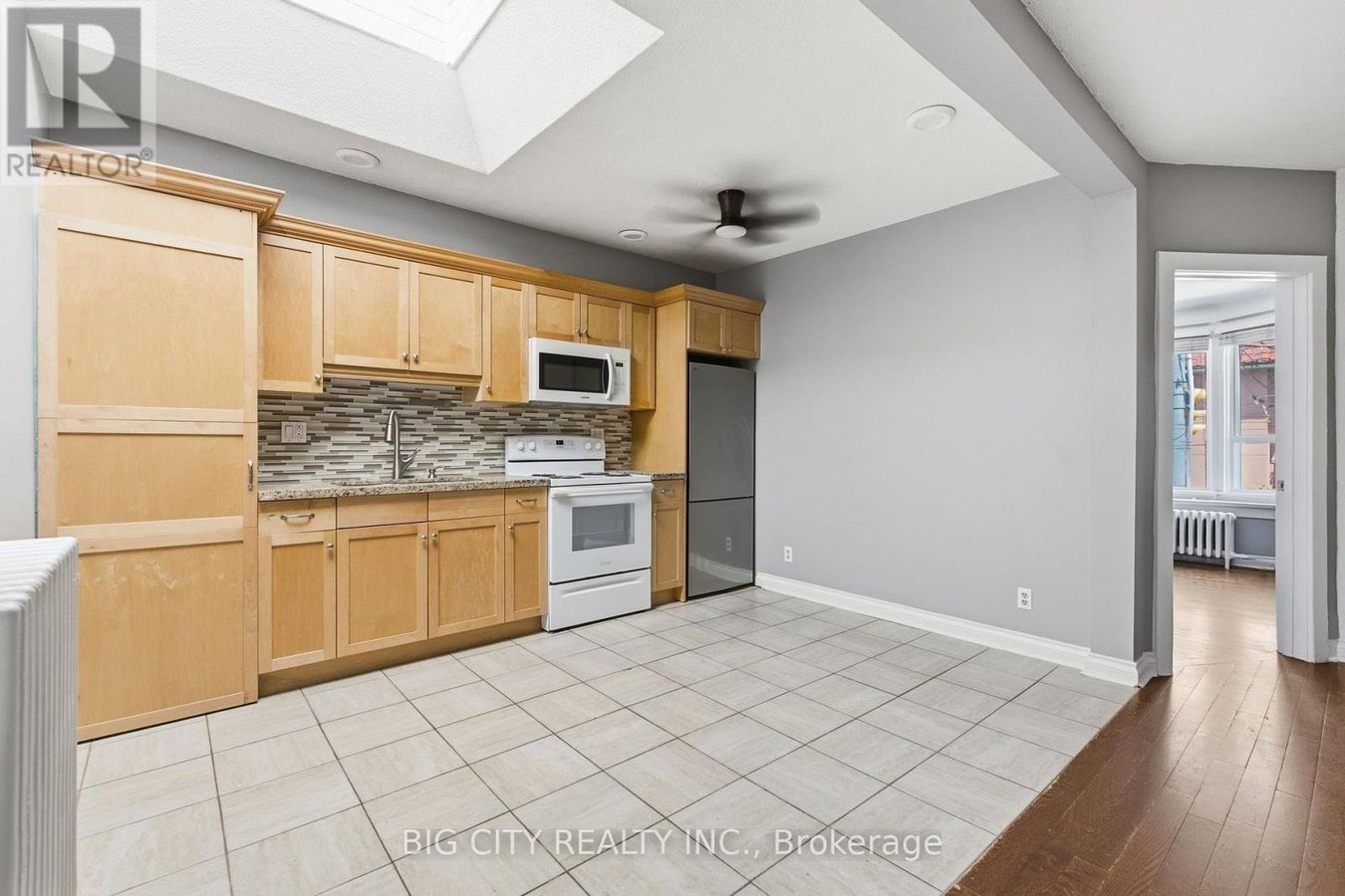 UPPER - 1362 BATHURST STREET - Photo 9