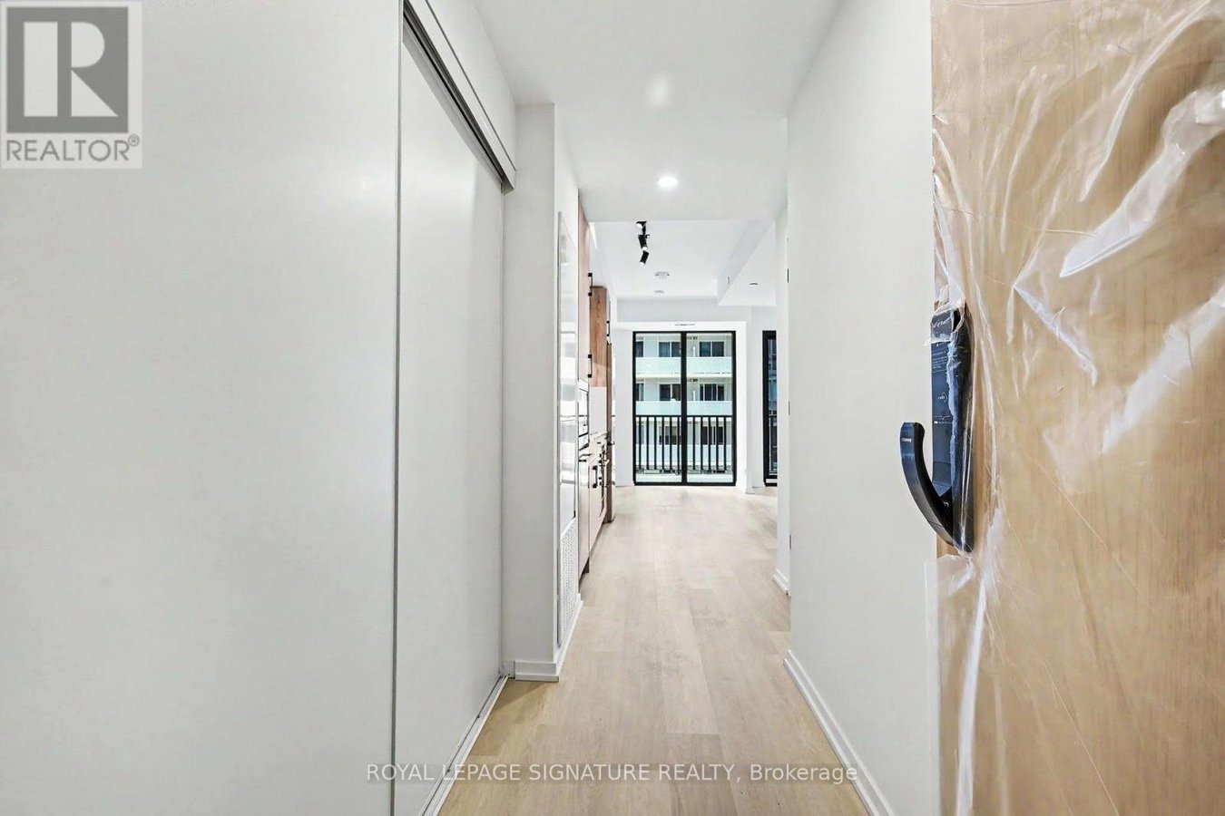1111 - 109 ERSKINE AVENUE - Photo 2