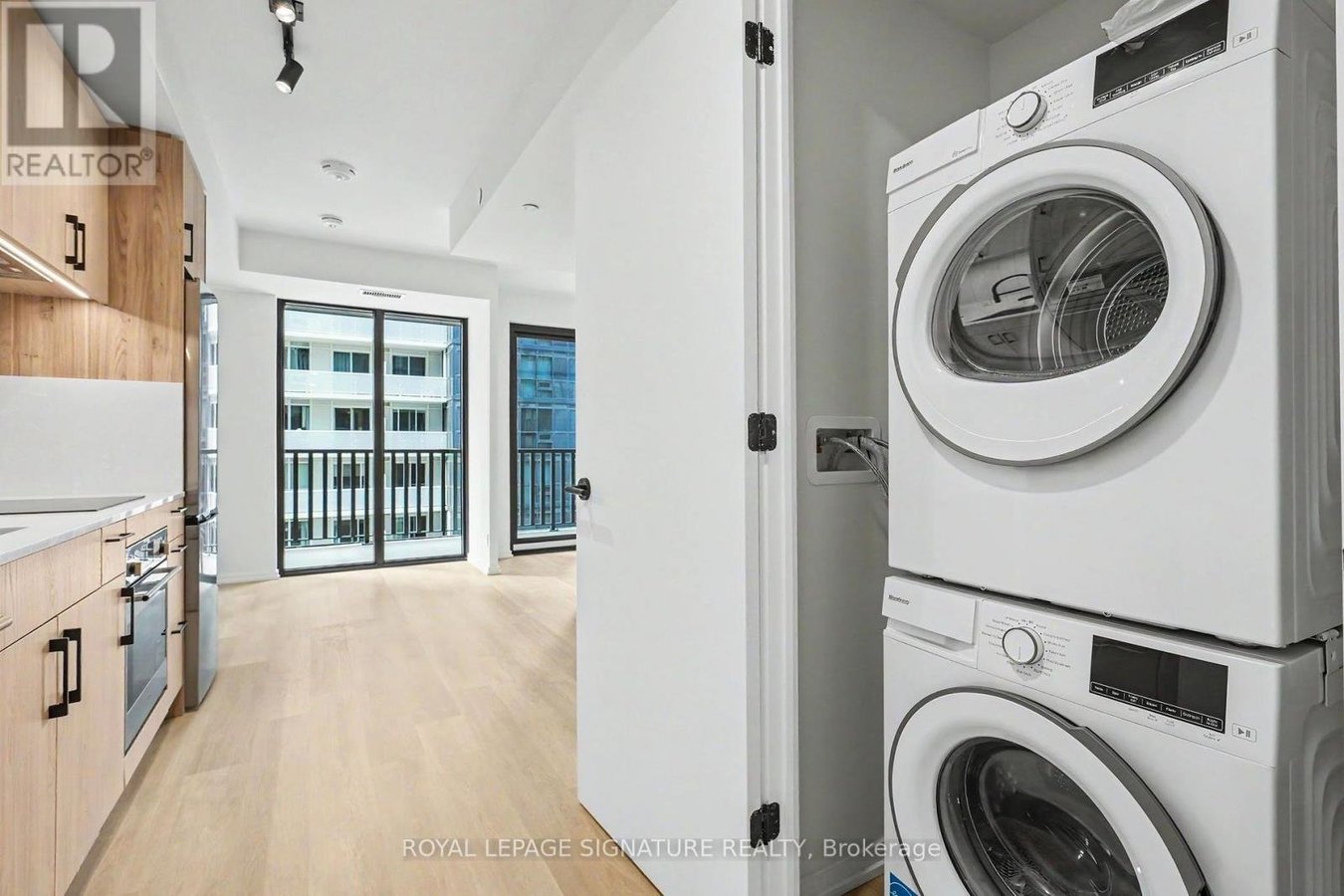 1111 - 109 ERSKINE AVENUE - Photo 3