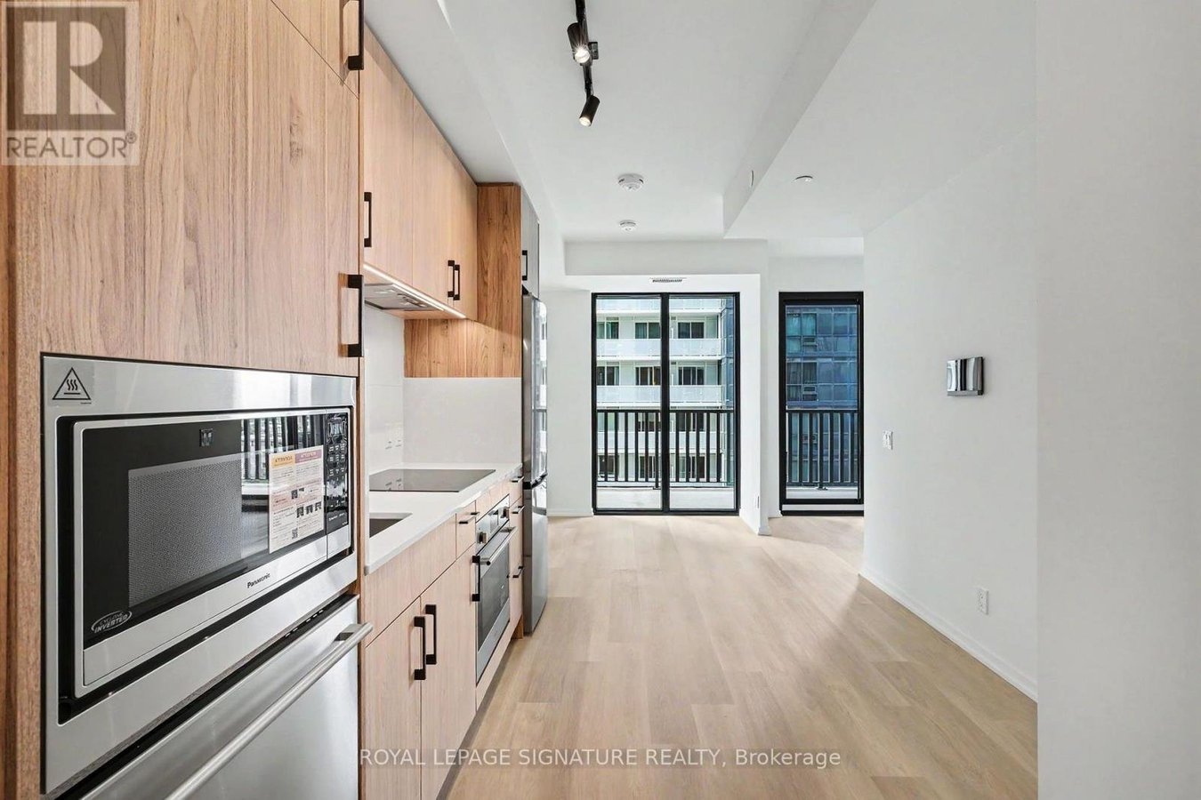 1111 - 109 ERSKINE AVENUE - Photo 4