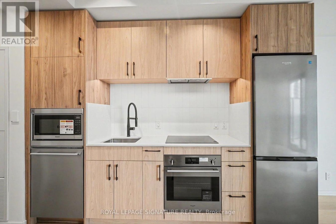 1111 - 109 ERSKINE AVENUE - Photo 5