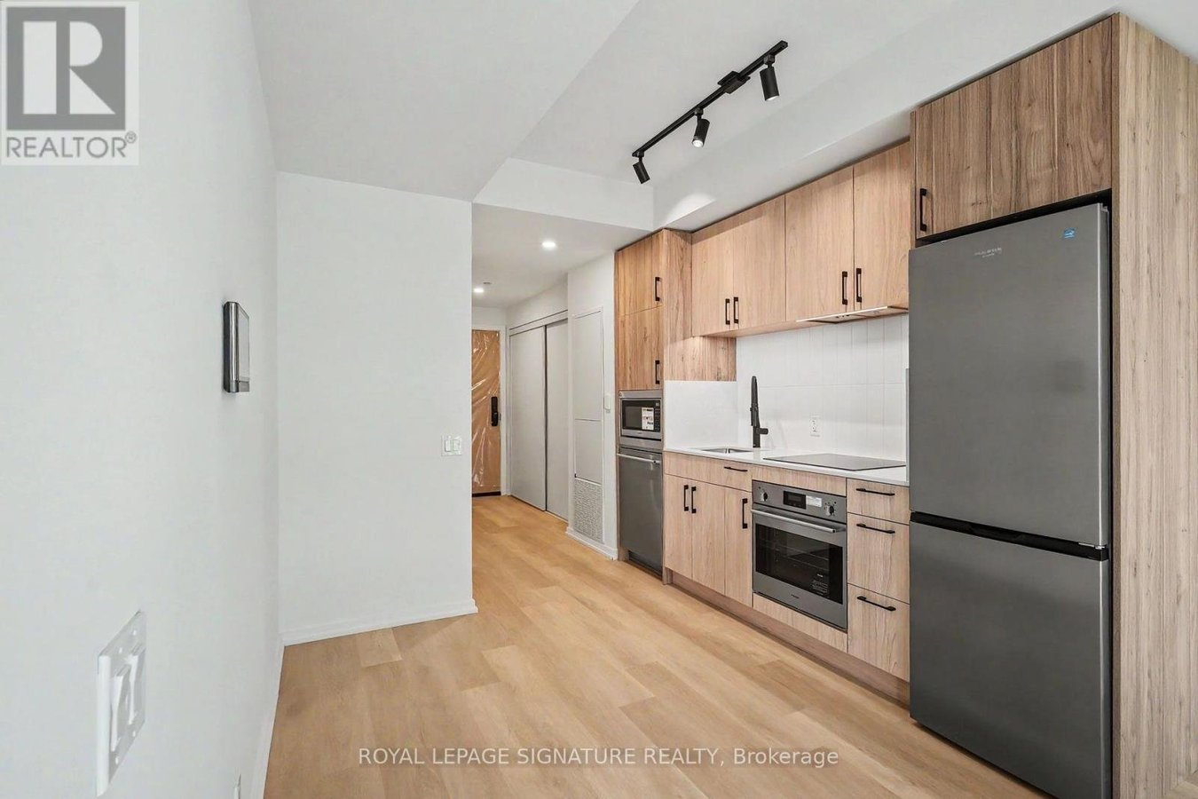 1111 - 109 ERSKINE AVENUE - Photo 7