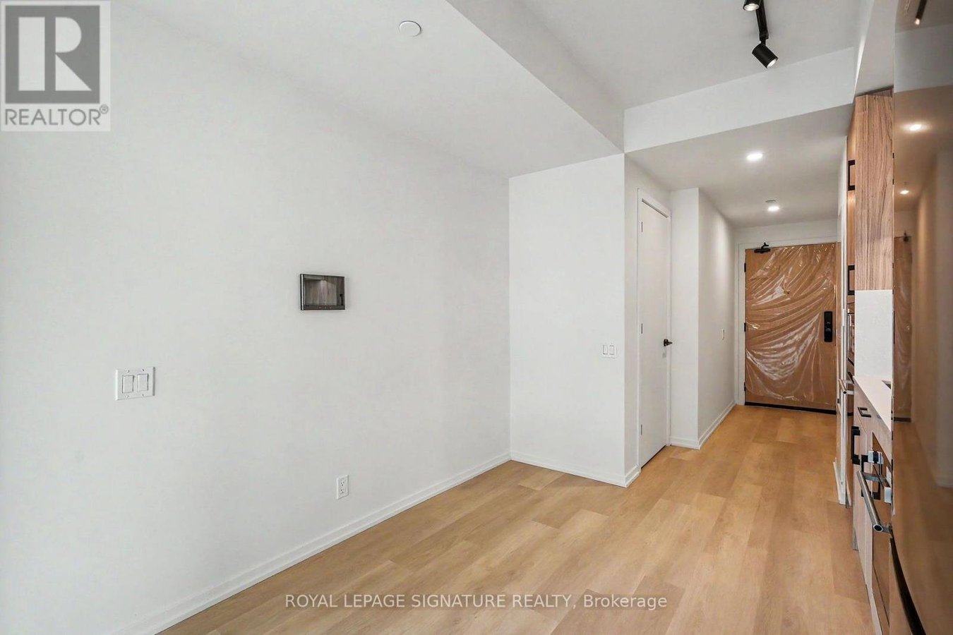 1111 - 109 ERSKINE AVENUE - Photo 8