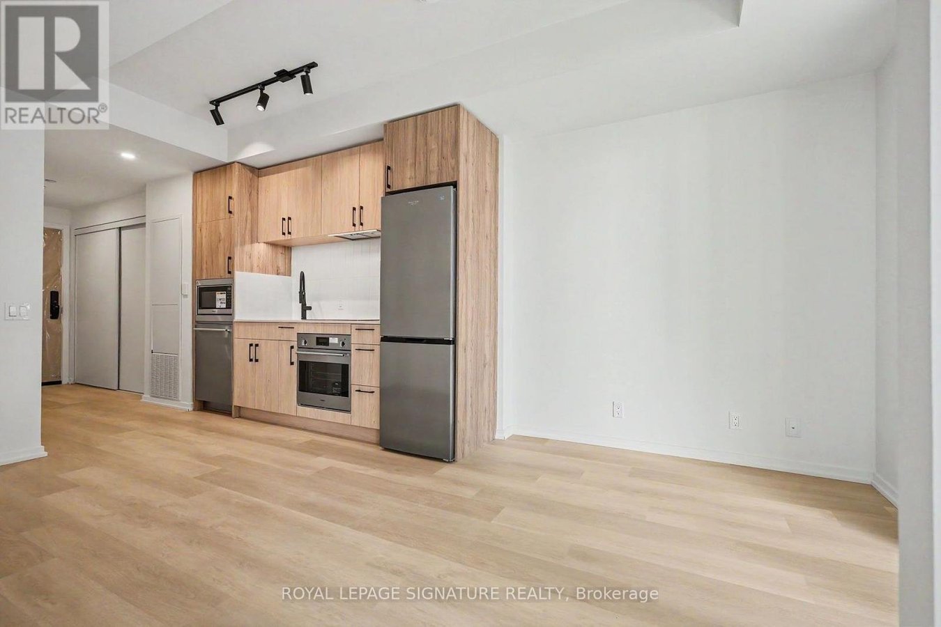 1111 - 109 ERSKINE AVENUE - Photo 10