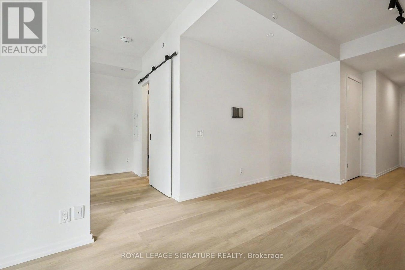1111 - 109 ERSKINE AVENUE - Photo 13