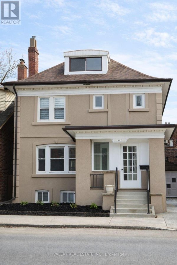 207 OAKWOOD AVENUE - Photo 1