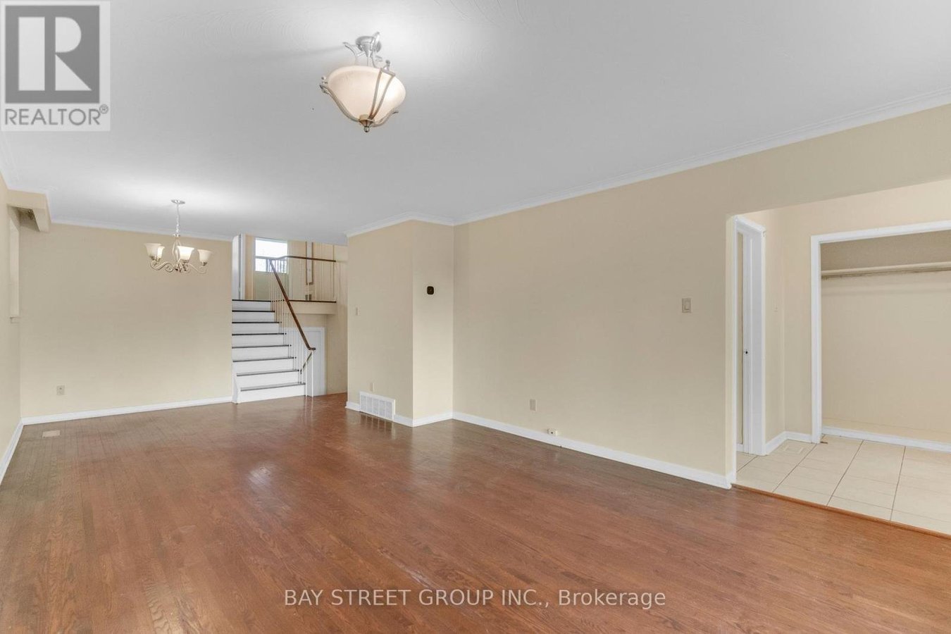 UPPER - 40 BELLBURY CRESCENT - Photo 5